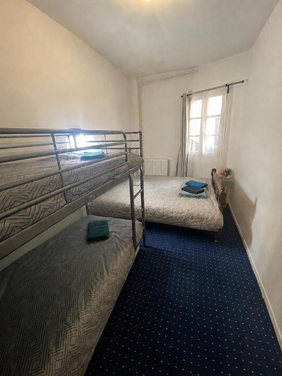 Chambre intérieure de 4 avec Salle de Bain privée Centre Lourdes - 3