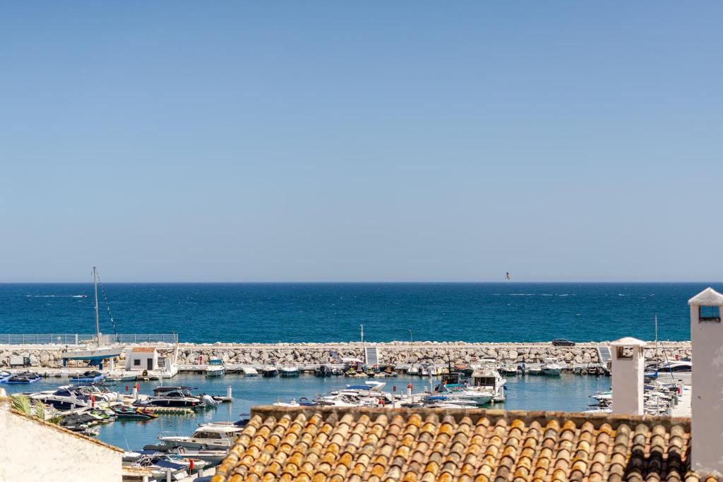 MARBELLA BANUS SUITES - Brand New Luxury Duplex - Puerto Banús Marina - 2BR - 2BA - Spectacular Mediterranean Views - Heart of Puerto Banús - Steps from El Corte Inglés Luxury Shopping - Surrounded by Restaurants & Nightlife - 4