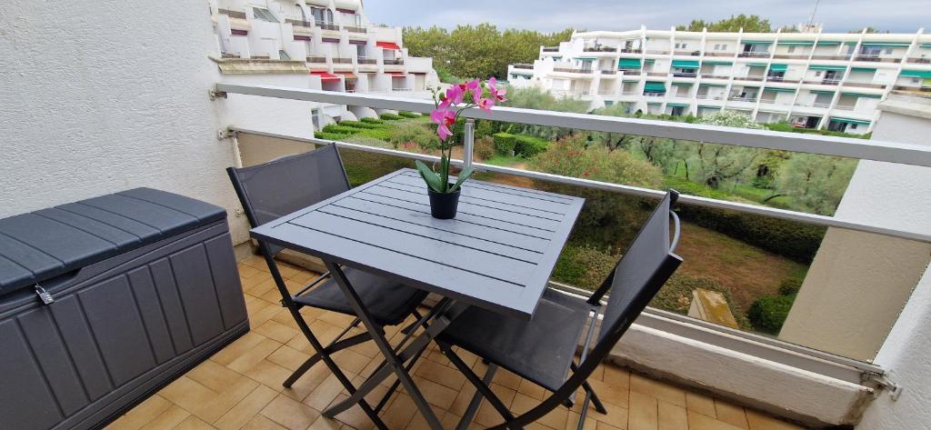 Cozy studio with a sunny balcony, close to the beach - 1