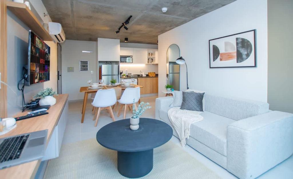 City Retreat in Best Area Pool Gym and Balcony - 1