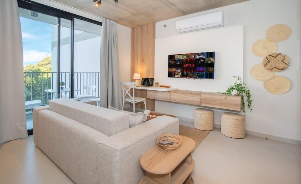Business Gem Near Malls with Pool Gym & Fast WiFi - 1