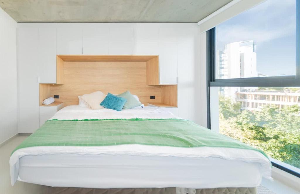 Modern Stay with Balcony Pool Gym Prime Area - 1