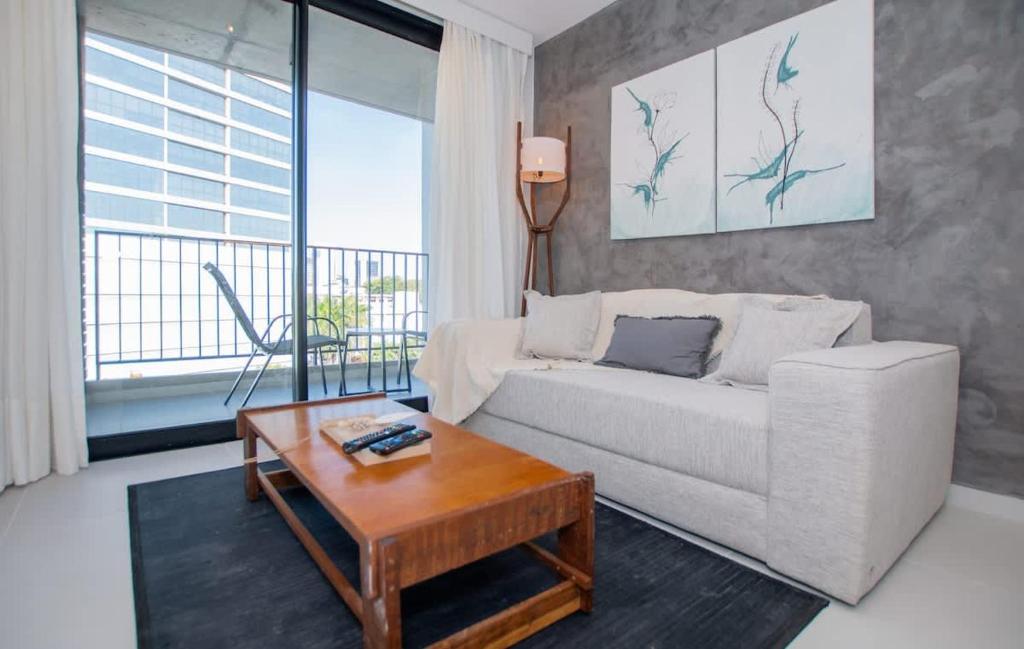 Stylish City Apartment with Balcony Pool and Gym - 1