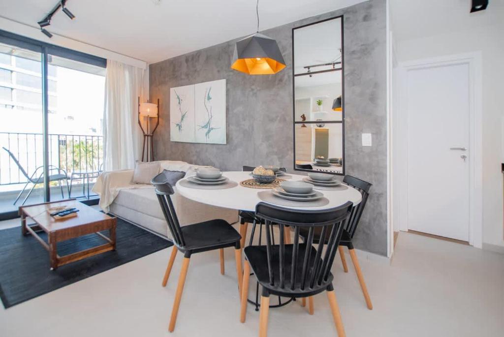 Stylish City Apartment with Balcony Pool and Gym - 2