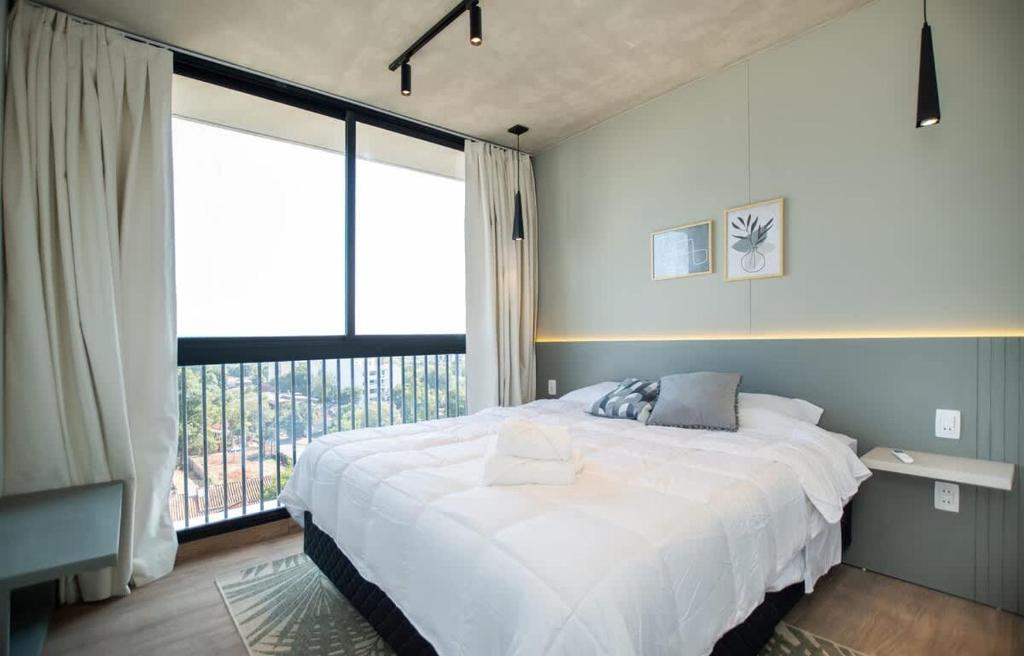 Spacious Stay with Balcony City Views & Pool BBQ - 1