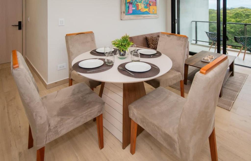 Stylish One-Bedroom Near Top Malls with Pool&Gym - 3