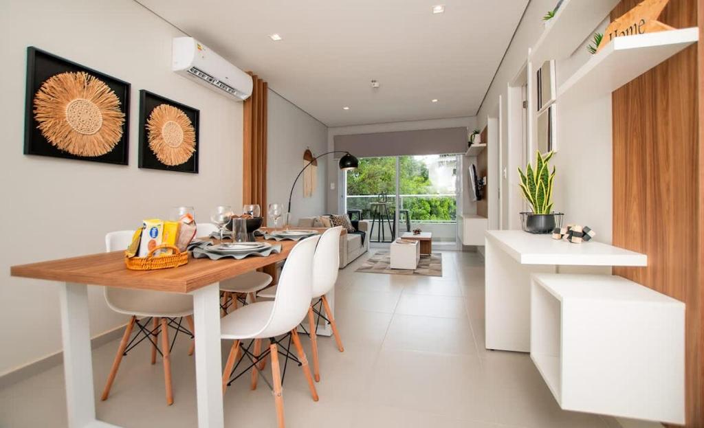 Modern Business Stay with Work Desk Pool and Gym - 1