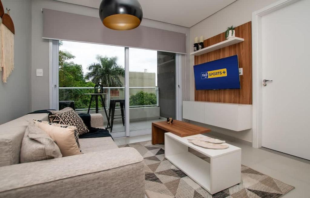 Modern Business Stay with Work Desk Pool and Gym - 4