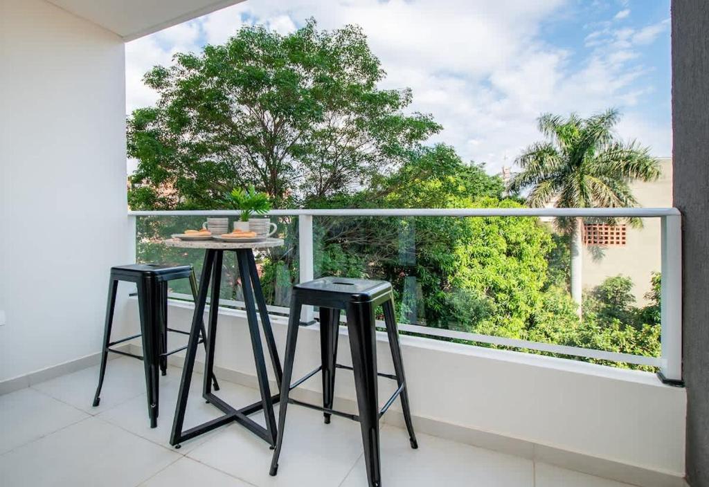 Modern Business Stay with Work Desk Pool and Gym - 5