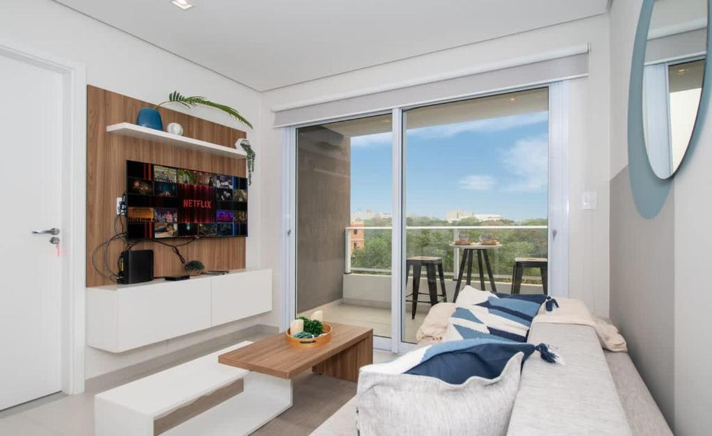 Cozy Apt with Work Desk Balcony Pool and Gym - 2
