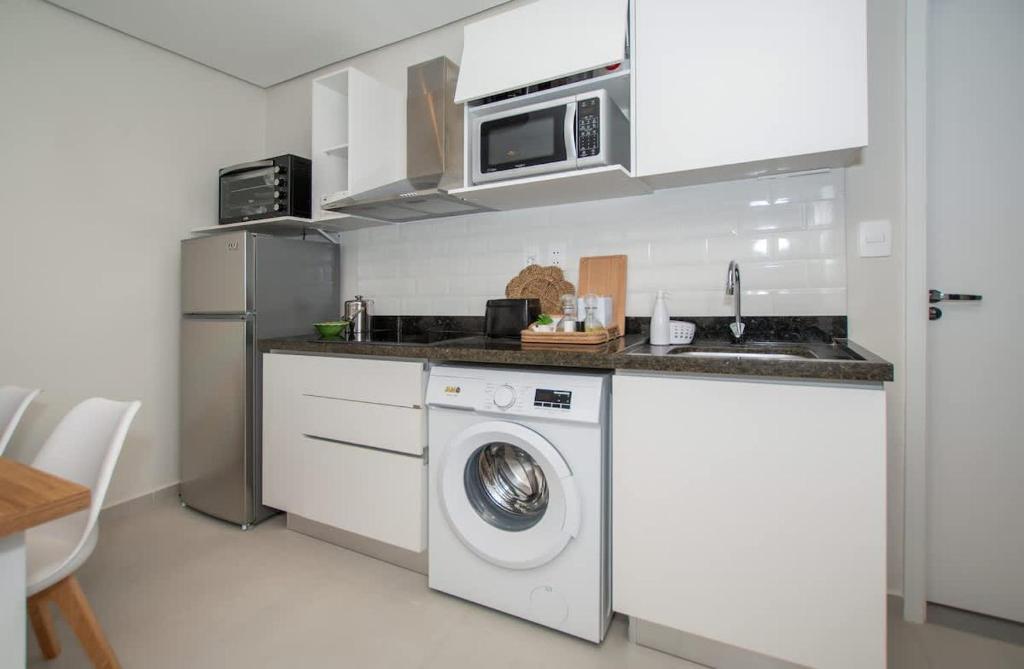 Vibrant Stay with Rooftop BBQ Pool and Near Malls - 4