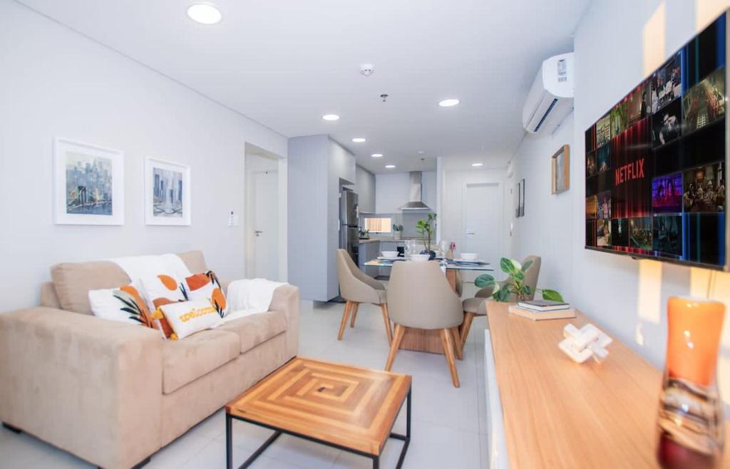 Stylish Apt with Balcony Pool & Gym City Views - 1
