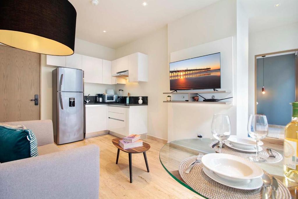 1BR Prime Location with Ocean View Rooftop & Pool - 4