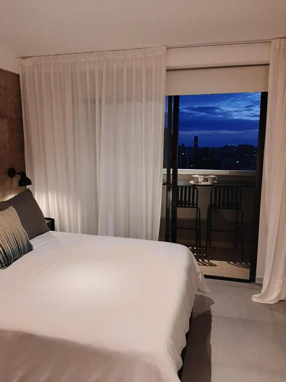 Studio luminoso con balcón, vista abierta y cochera opcional - 1
