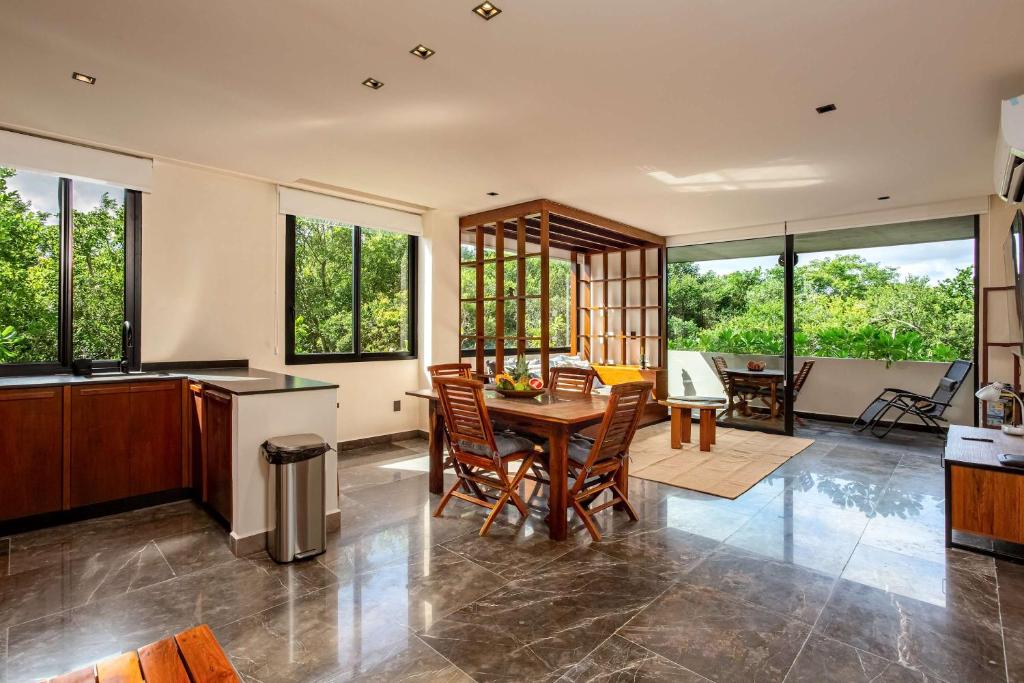 Modern 1BR Jungle View Retreat in Humana with Rooftop Pool - 3