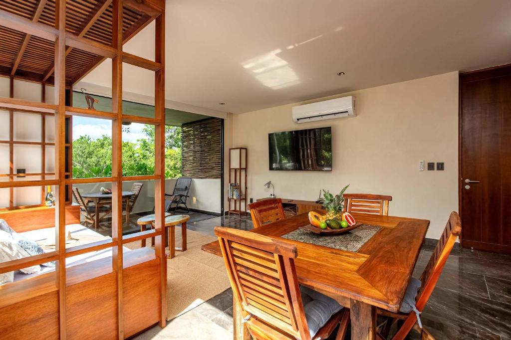 Modern 1BR Jungle View Retreat in Humana with Rooftop Pool - 4