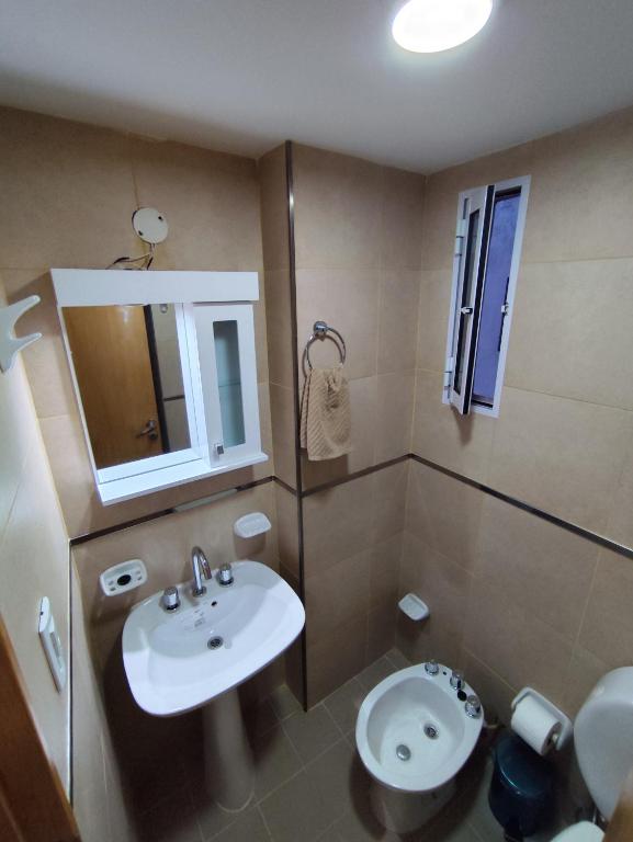 Comodo Departamento microcentro 1D, Confiable, con Balcon vista al cerro - 2