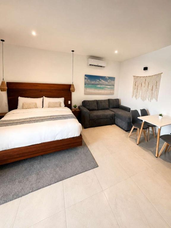 Sea-View Studio near Beach & Rooftop Pool - 5