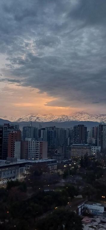 Departamento luminoso con balcón y vista despejada a pasos de metro Toesca - 4