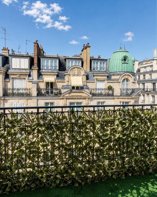 Elegant Haussmann style apartment with balcony Eiffel Tower view - 2