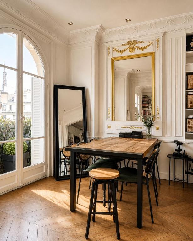 Elegant Haussmann style apartment with balcony Eiffel Tower view - 4