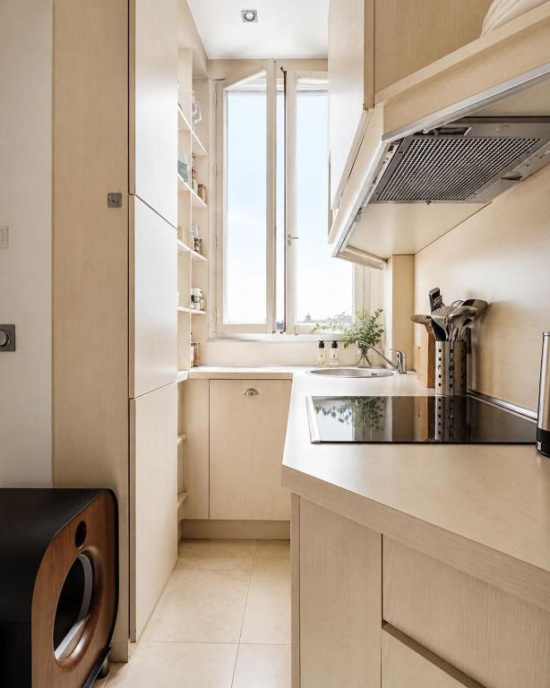 Elegant Haussmann style apartment with balcony Eiffel Tower view - 5