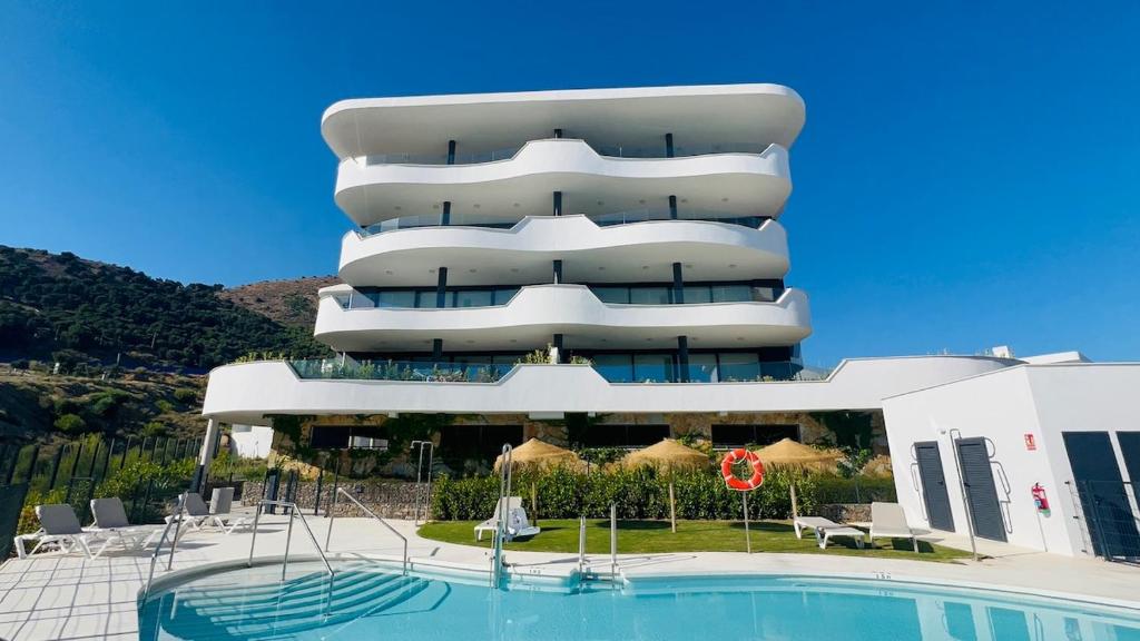 Brand New XL Terrace 2 Bedrooms 2 Bathrooms Pool Parking - 3