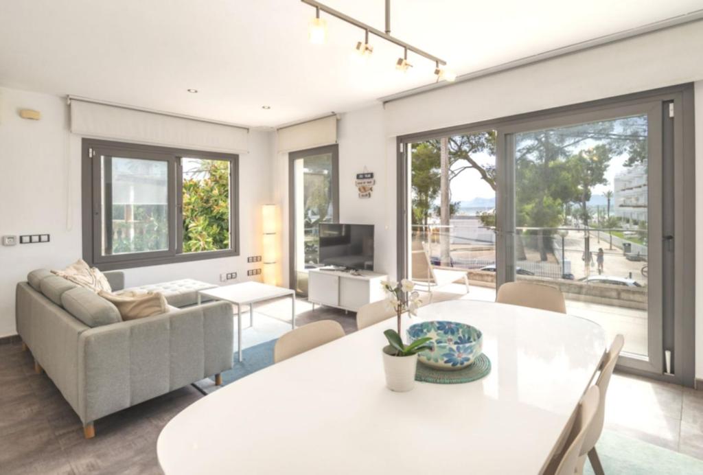 Apartment Minerva beachfront Playa de Alcudia Sea - 3
