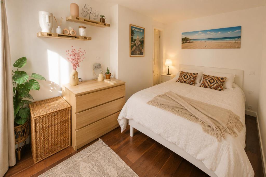 Bright 2-Bedroom Apartment I 5 guests I Near République, canal Saint Martin & Le Marais - 1