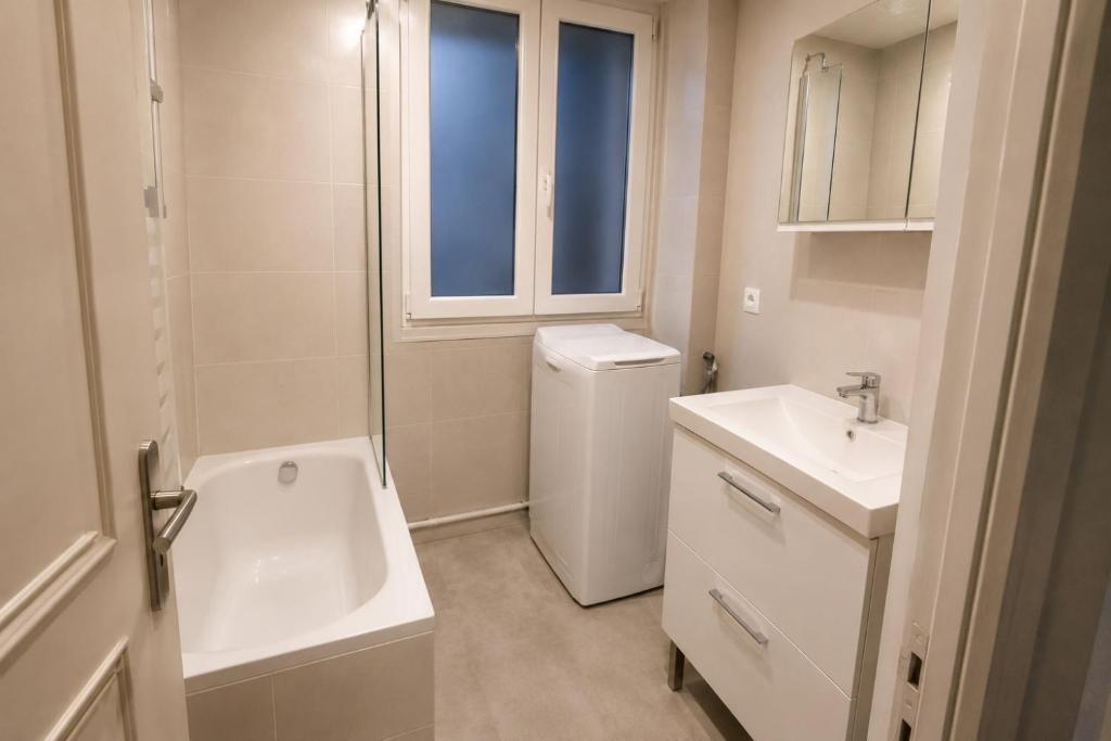Bright 2-Bedroom Apartment I 5 guests I Near République, canal Saint Martin & Le Marais - 3