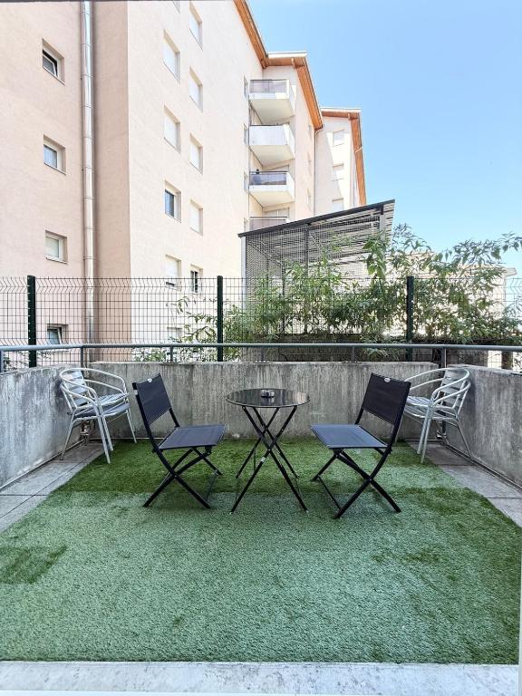 Large studio Independent sleeping area Swimming pool - 4