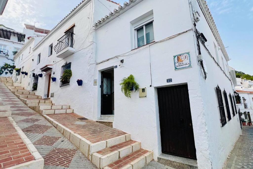 Cozy Historical Andalusian 3BR House Peachy Stays - 4
