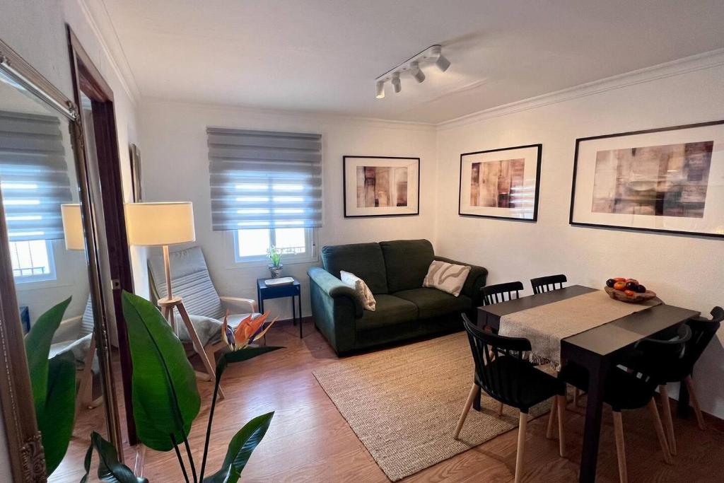 Cozy Historical Andalusian 3BR House Peachy Stays - 1