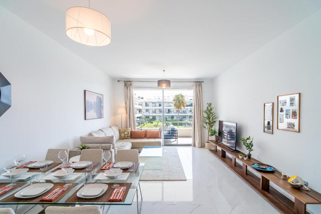 Cubo's Bel-Air Estepona Apartment - 4