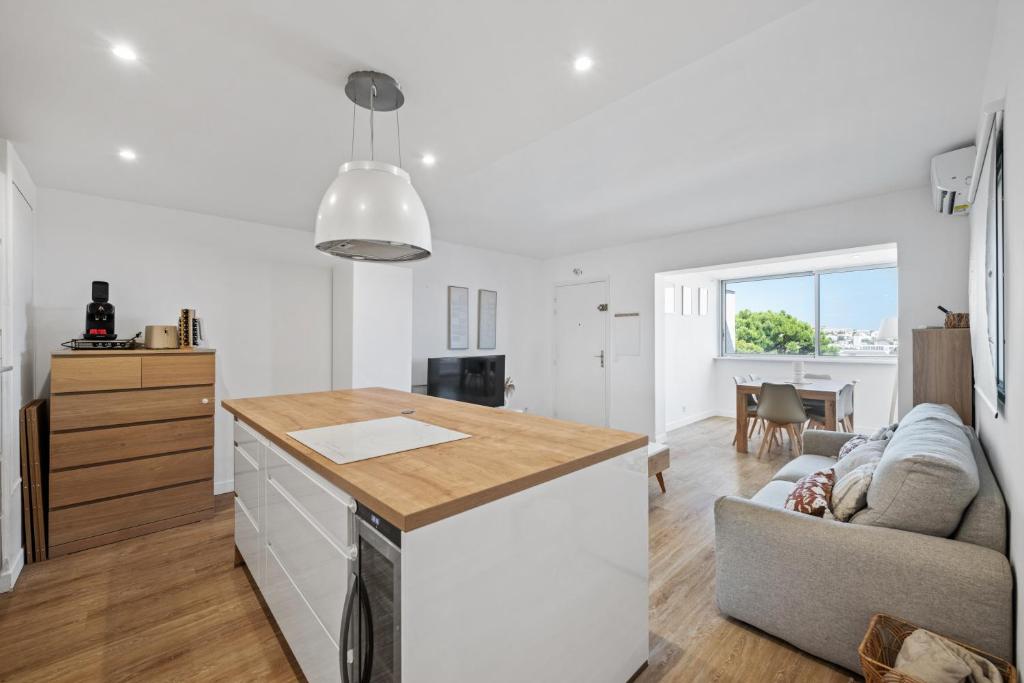 Stunning Renovated 2 BR - Pool, Parking & AC - 2