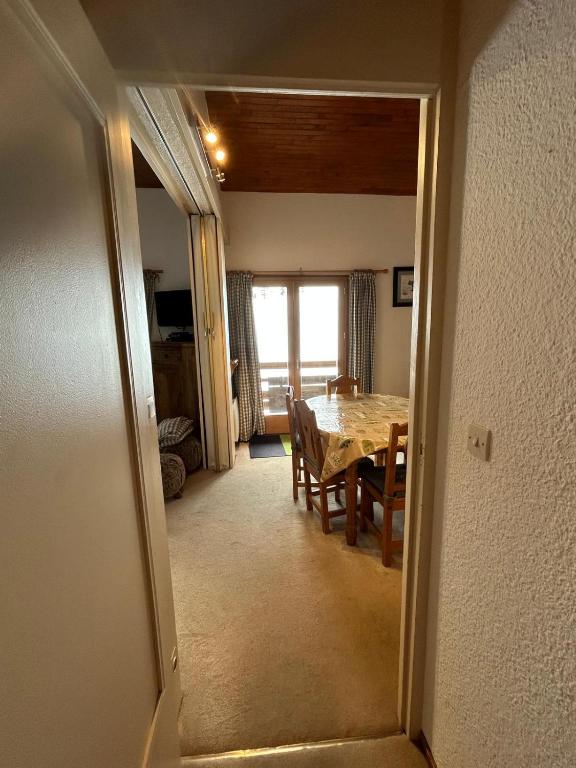 Ski-in Ski-out Apartment in Meribel Mottaret, Trois Vallees - 4