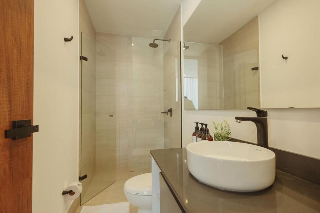 Modern El Retiro Suite for Two + Free Parking - 5