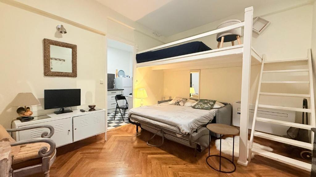 Carre d Or Elegant Studio 2 to 4 Guests 2 Min to the Beach - 2