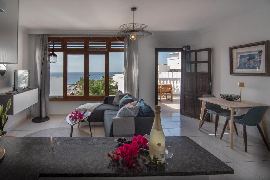 Caleton Blanco, lovely 2 bed apartment with sea views - 2