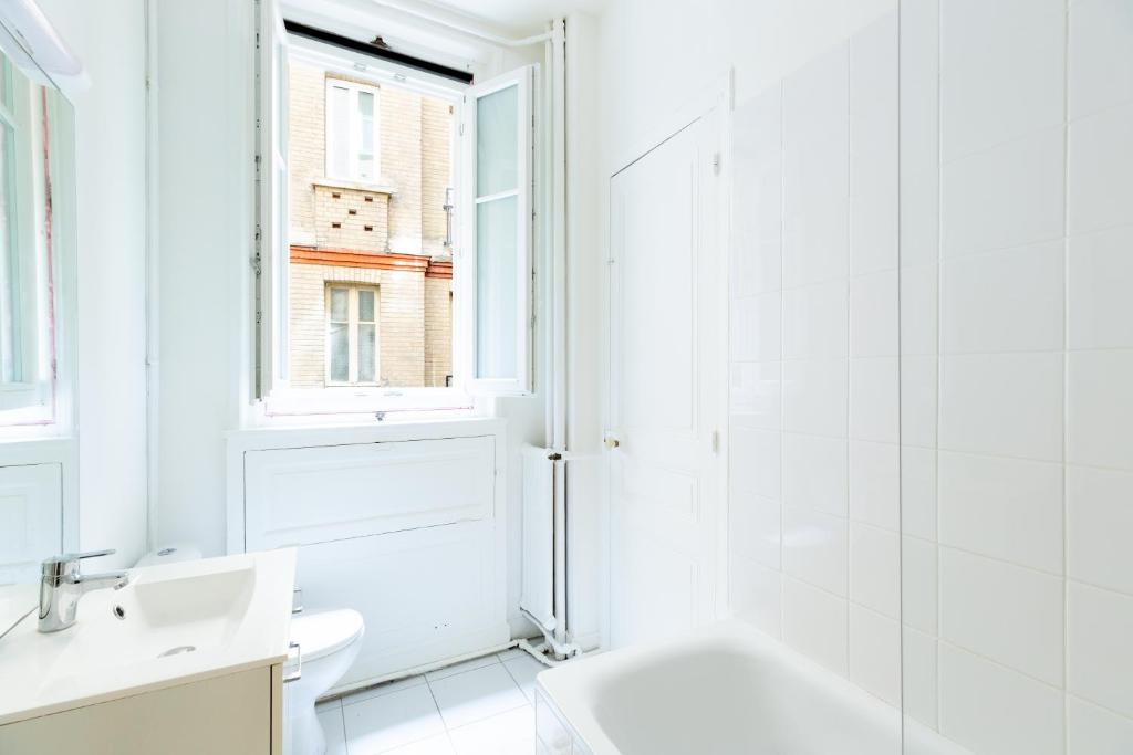 Prestigious 4BR - Sleeps 9 - Eiffel Tower - 4