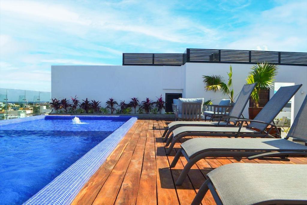 Luxe Top-Floor Incredible Roof Pool at Complex - 1