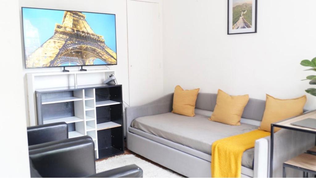Charming Apartment Near Eiffel Tower, Shops & Transport - 1