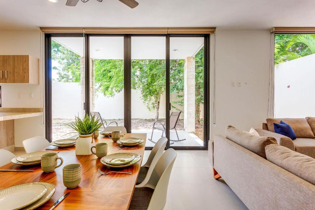 NEW Palmara Home with Pool and Paddle Court Gated - 2