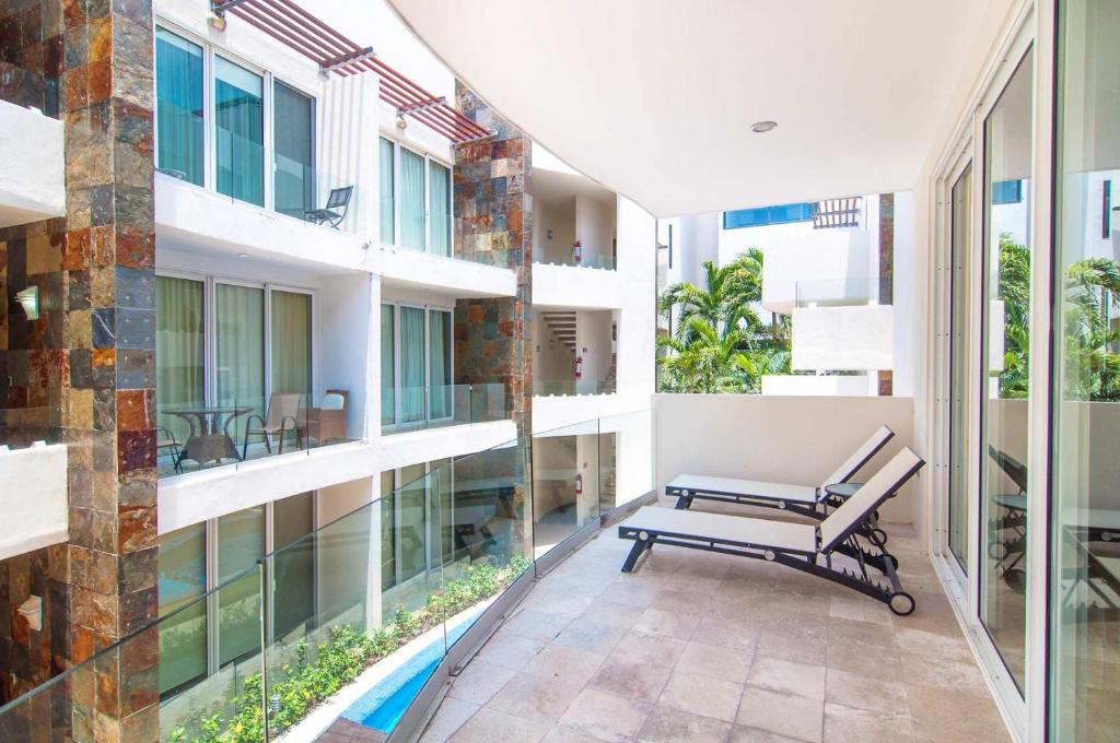 Exceptional Location Near Beach, Pool-View Balcony - 2