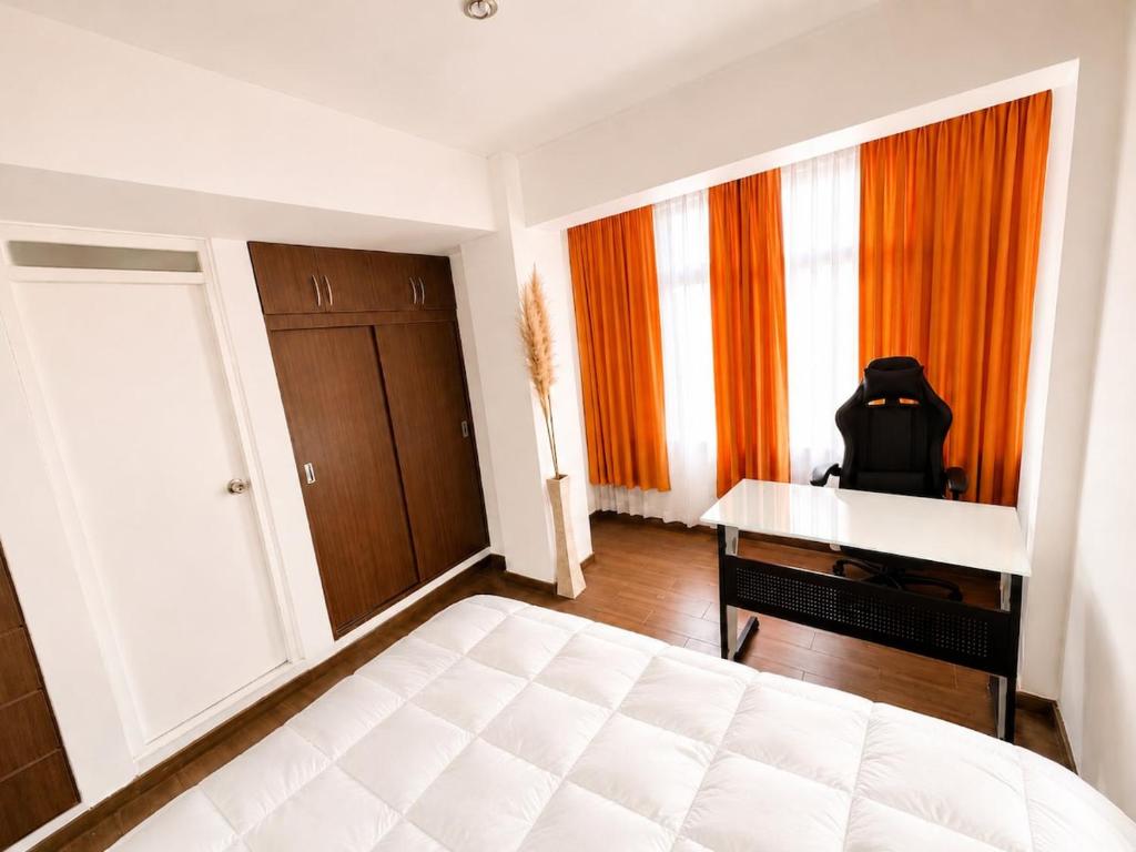 Centrally-located mini apartment one block from the church - 5