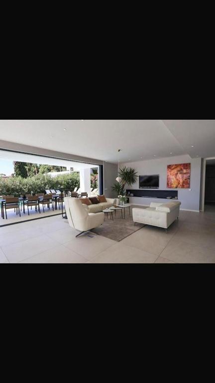 Villa Moderna en Puerto marina - 1
