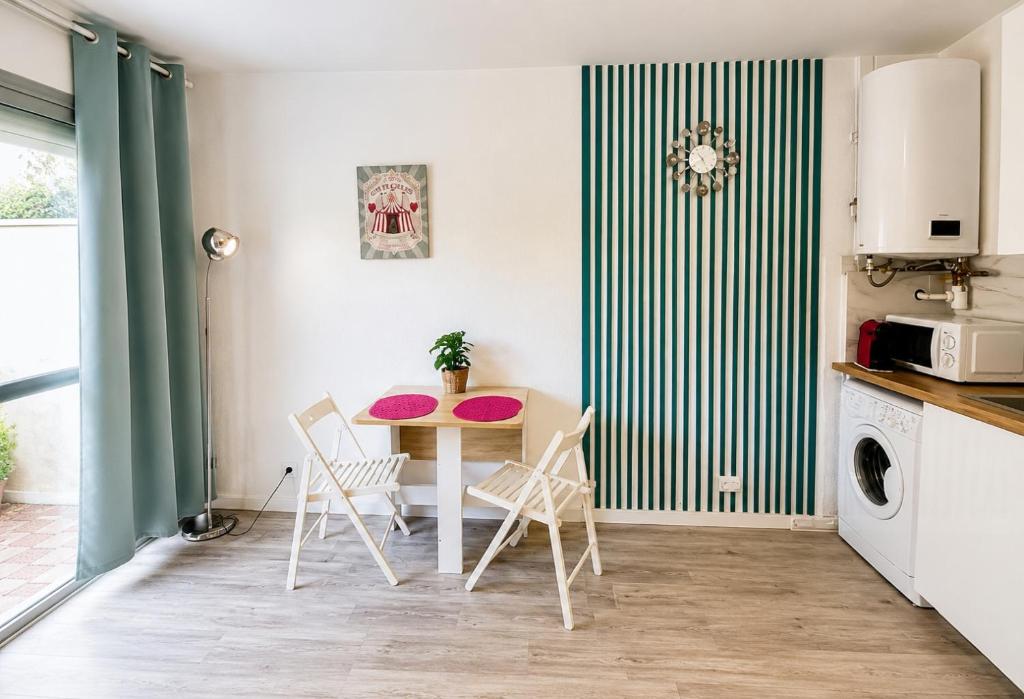 Bright studio with balcony at the foot of the sea - 3