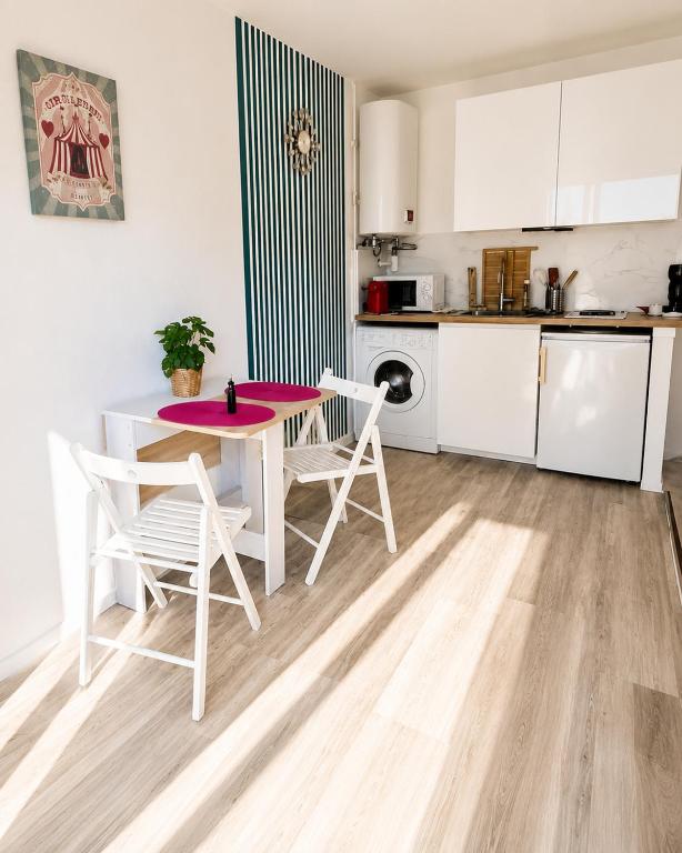Bright studio with balcony at the foot of the sea - 4