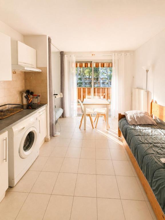 Studio with Terrace - 3 Swimming Pools - Close to the Beaches and Cannes Private Gated Park - Holiday Apartment Vacation Rental Seasonal Rental - 2