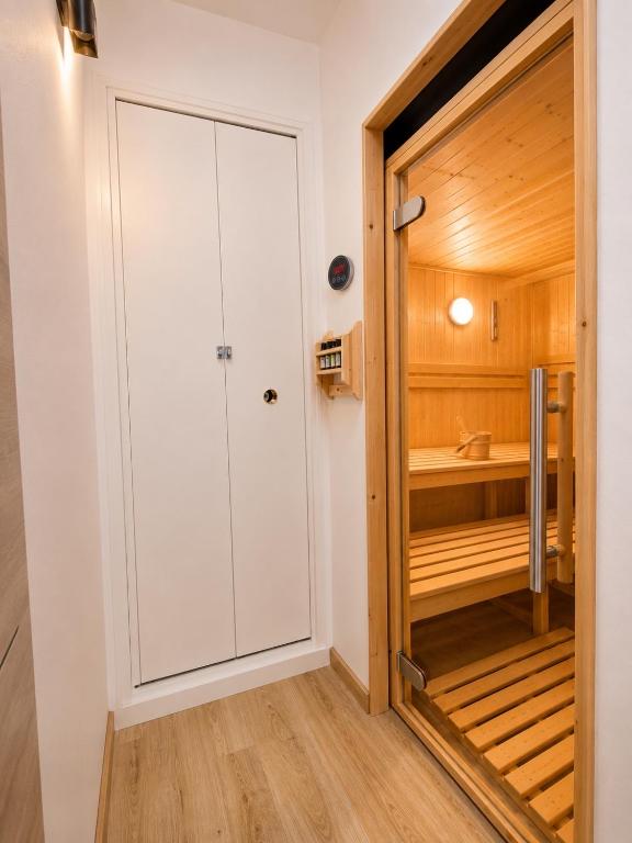 L Edelweiss -T2 sauna privé, au pied du télécabine du Prorel, parking et garage - 4